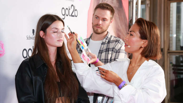 Démonstration de maquillage en direct avec une influenceuse et une maquilleuse professionnelle