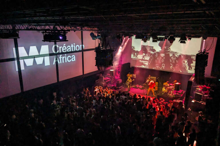 Concert live lors du forum Création Africa avec projection immersive et public nombreux.